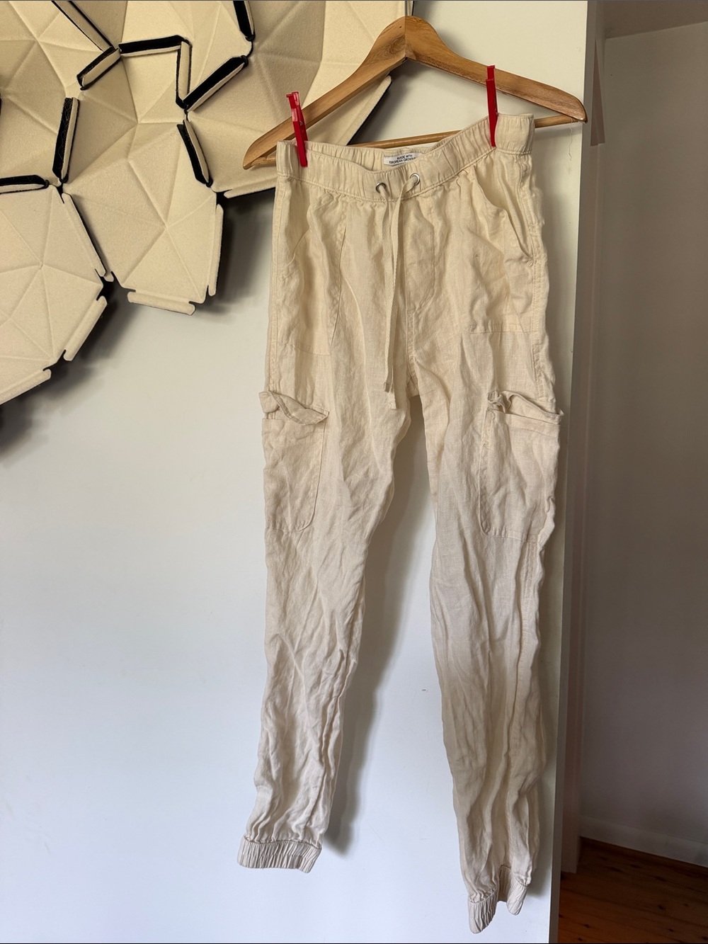 Nicole Miller, New York 100% linen
Small cargo jogger pants beige